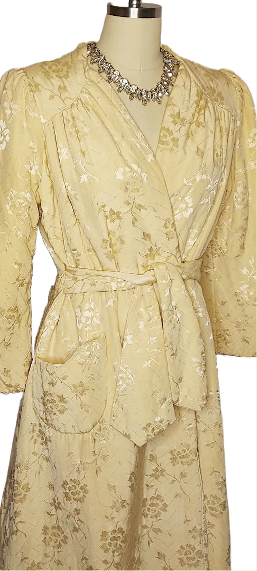 *  VINTAGE 1940S / 1950S ROYAL MAID JACQUARD BROCADE QUILTED DRESSING GOWN/ROBE IN GOLD DUST