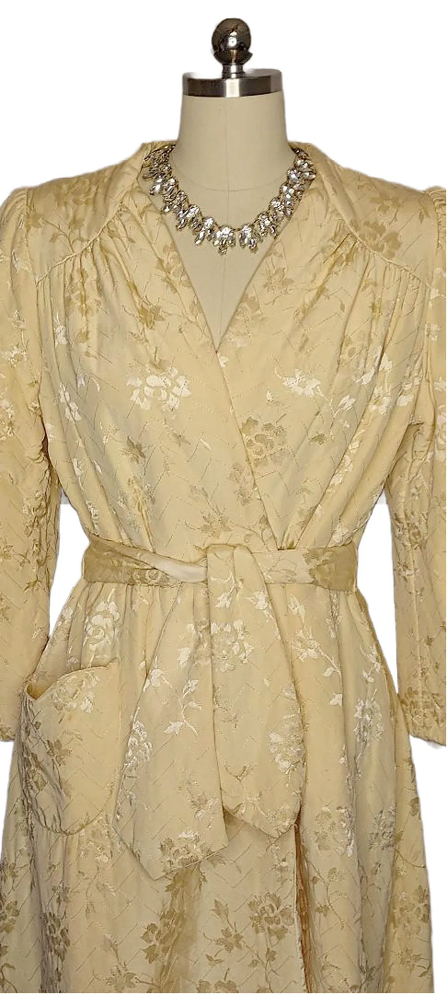 *  VINTAGE 1940S / 1950S ROYAL MAID JACQUARD BROCADE QUILTED DRESSING GOWN/ROBE IN GOLD DUST