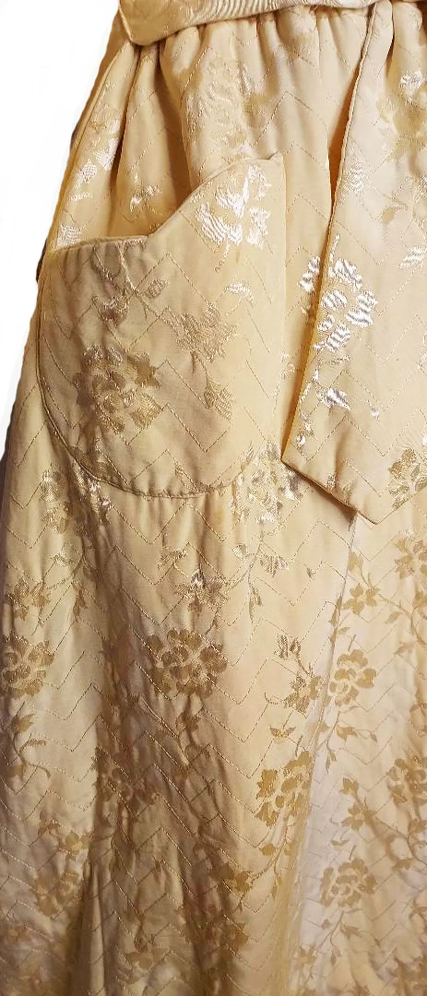 *  VINTAGE 1940S / 1950S ROYAL MAID JACQUARD BROCADE QUILTED DRESSING GOWN/ROBE IN GOLD DUST