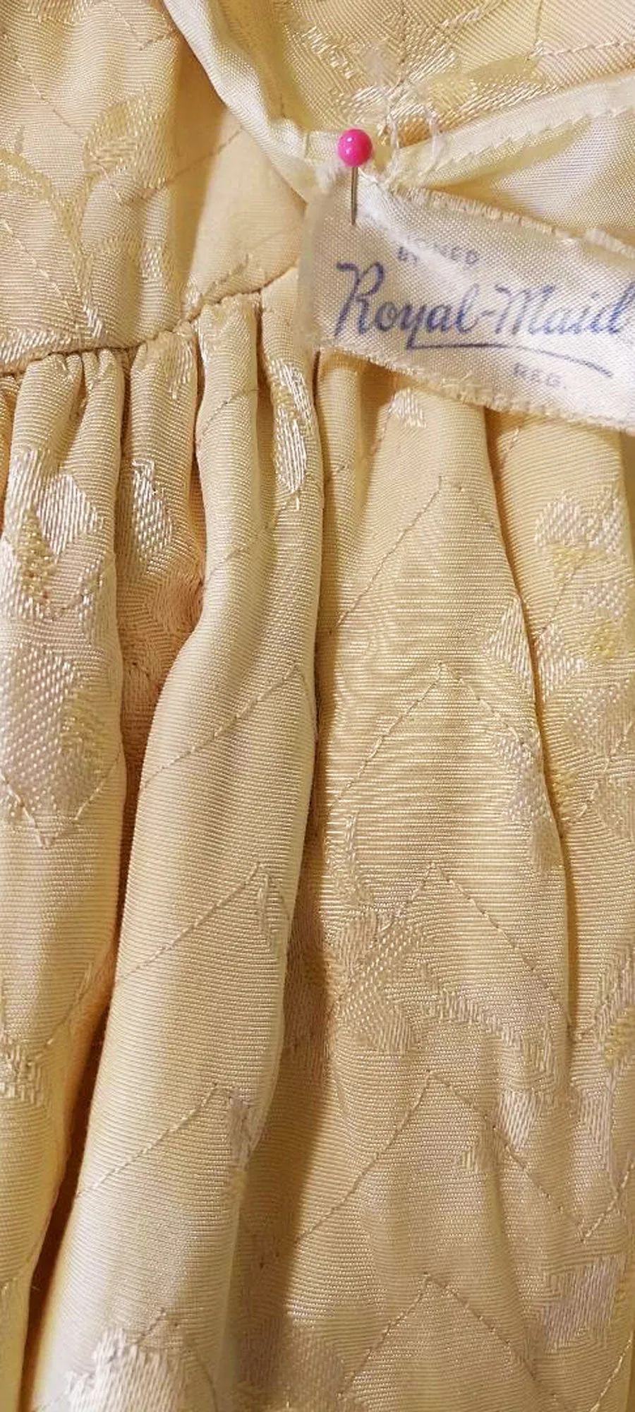 *  VINTAGE 1940S / 1950S ROYAL MAID JACQUARD BROCADE QUILTED DRESSING GOWN/ROBE IN GOLD DUST