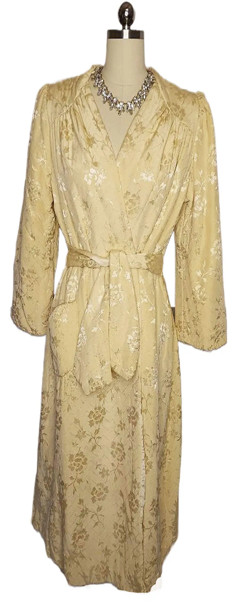 *  VINTAGE 1940S / 1950S ROYAL MAID JACQUARD BROCADE QUILTED DRESSING GOWN/ROBE IN GOLD DUST