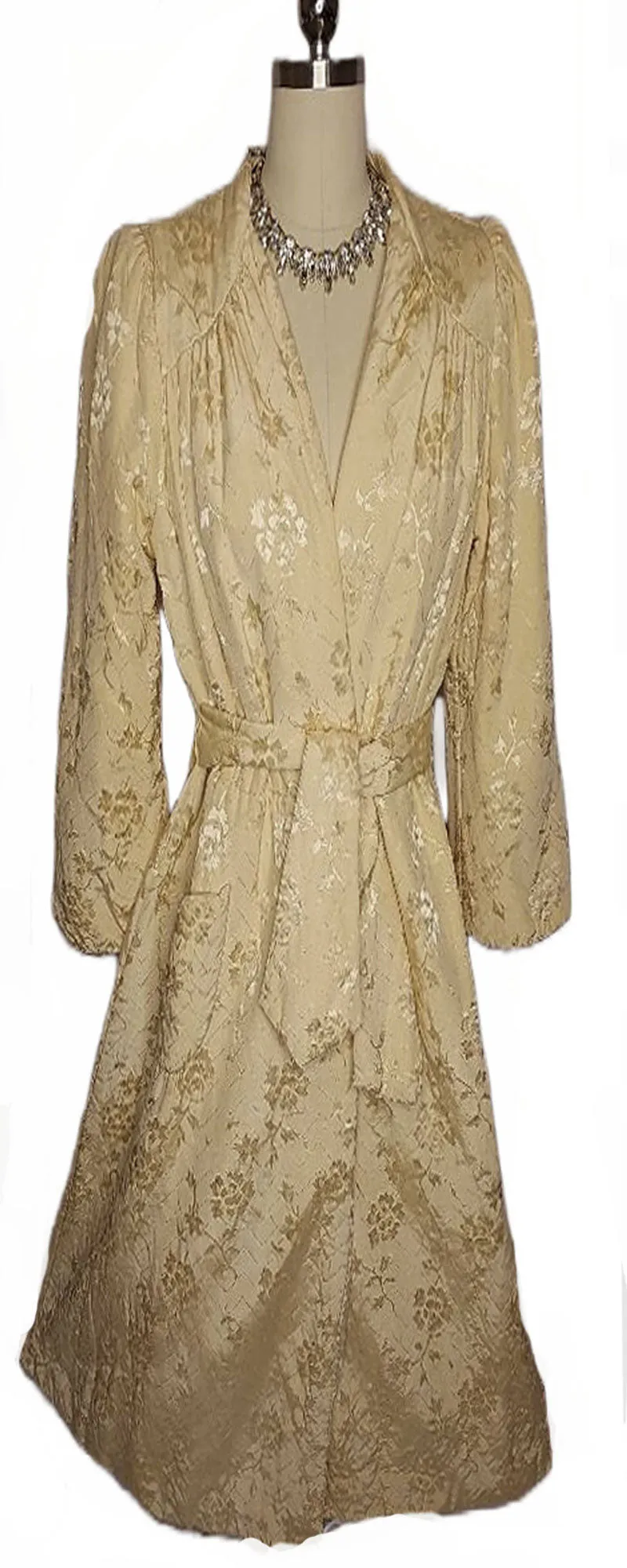 *  VINTAGE 1940S / 1950S ROYAL MAID JACQUARD BROCADE QUILTED DRESSING GOWN/ROBE IN GOLD DUST