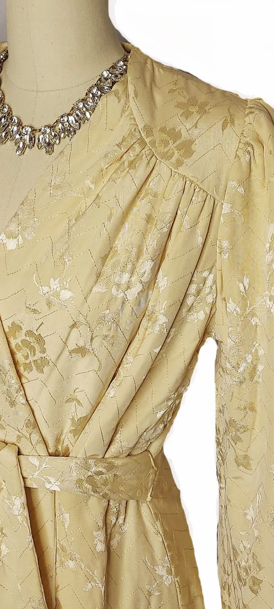 *  VINTAGE 1940S / 1950S ROYAL MAID JACQUARD BROCADE QUILTED DRESSING GOWN/ROBE IN GOLD DUST